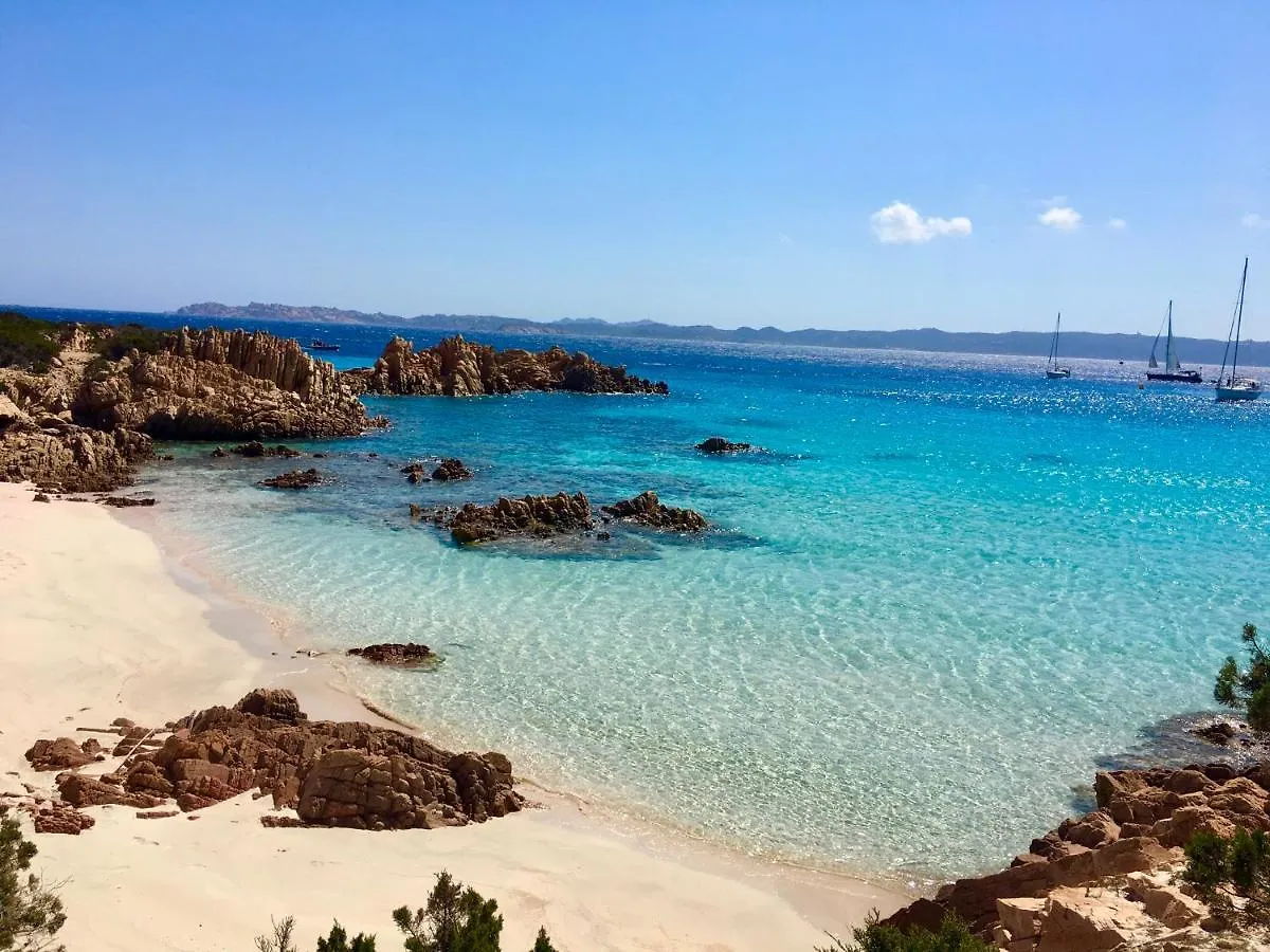 Seaside Apartment Baja Sardinia 6Pl July 150 M From Smeraldo Beach