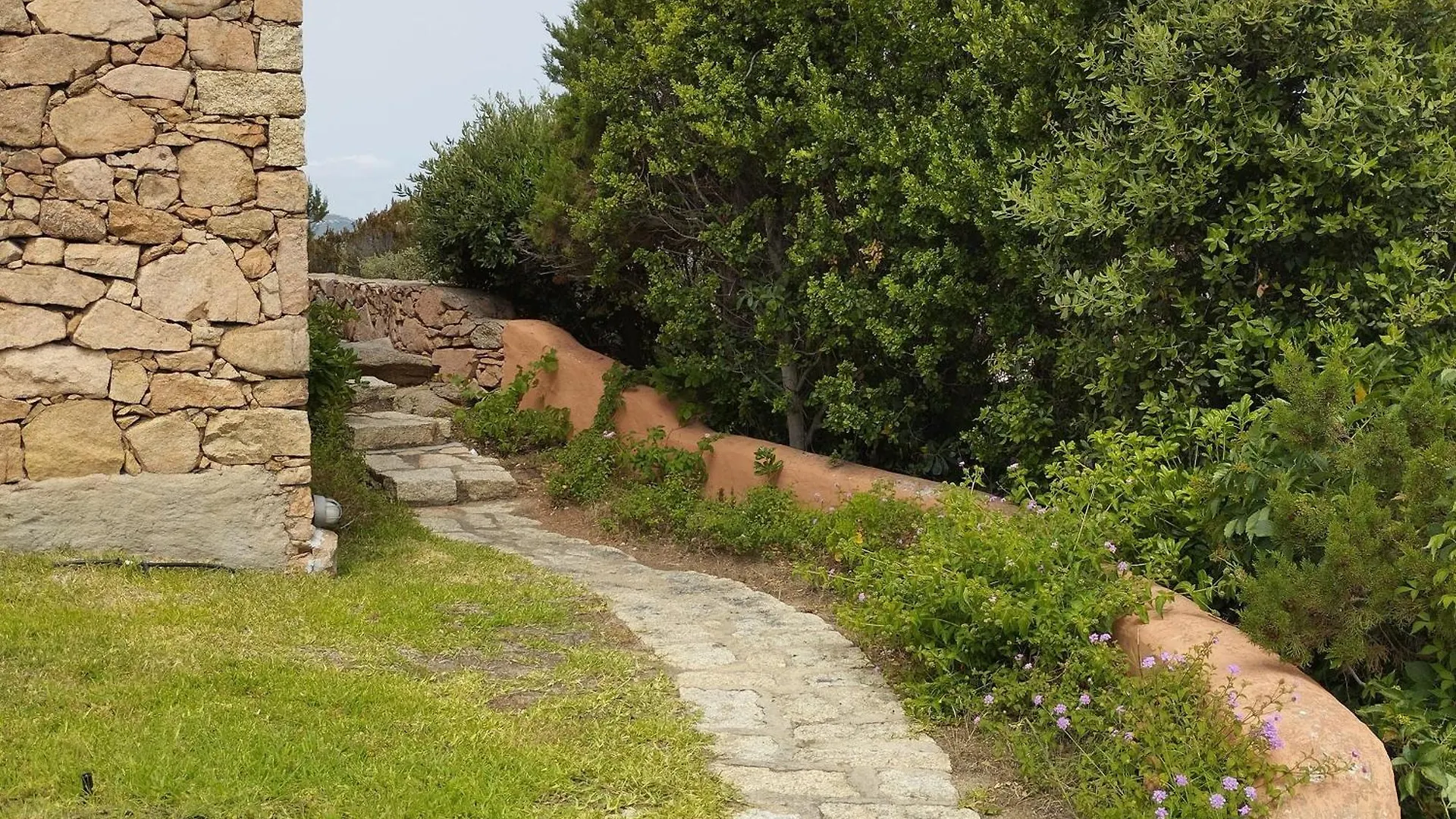 Seaside Apartment Baja Sardinia 6Pl July 150 M From Smeraldo Beach
